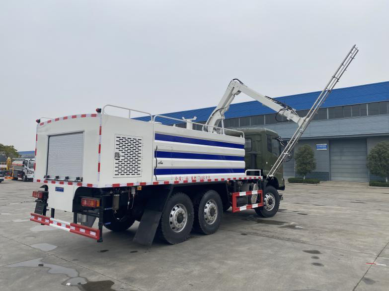 東風(fēng)天錦六驅(qū)6X6光伏板清洗車圖片5