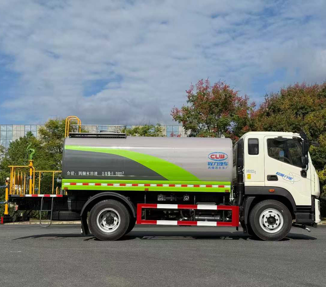 新型優(yōu)質(zhì)歐曼10m3綠化灑水車(chē)抑塵噴霧車(chē)城市道路抑塵消毒車(chē)圖片3