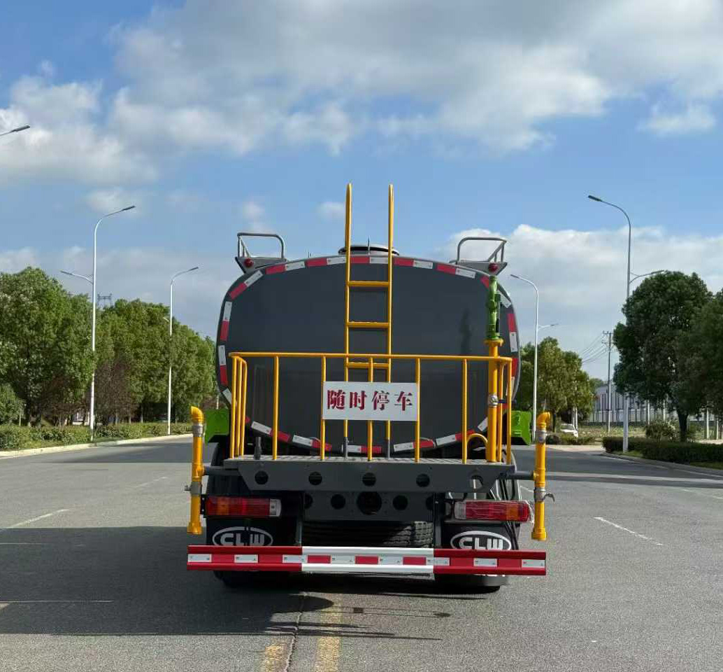 新型優(yōu)質(zhì)歐曼10m3綠化灑水車(chē)抑塵噴霧車(chē)城市道路抑塵消毒車(chē)圖片5